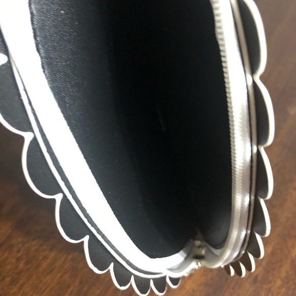 Fan hand purse faux leather top zip flower retro party white.11”X7-1/2” - Picture 5 of 5